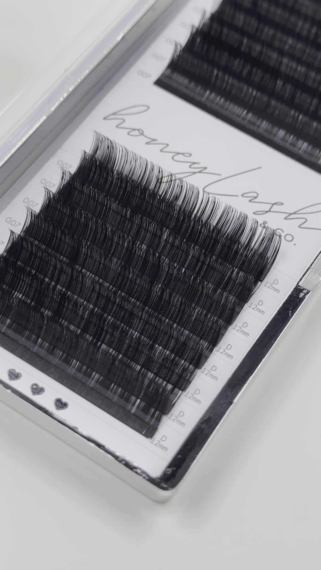 Close-up image of 0.07mm Easy to Fan Volume Lashes being expertly applied, demonstrating the technique in a step-by-step video guide.